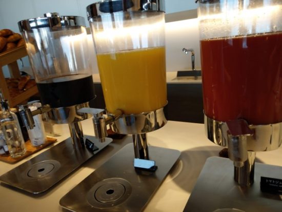 羽田空港のラウンジの飲み物
