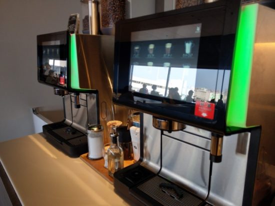 羽田空港のラウンジの飲み物