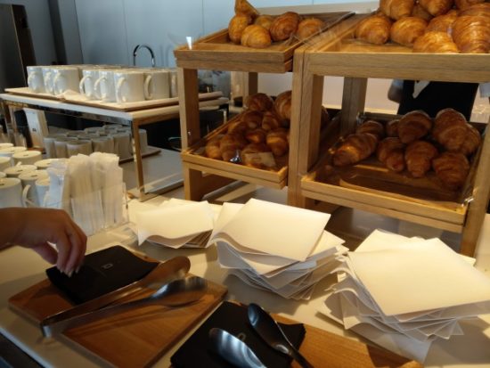 羽田空港のラウンジのクロワッサン