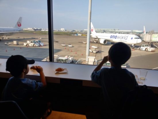 羽田空港のラウンジの子供たち