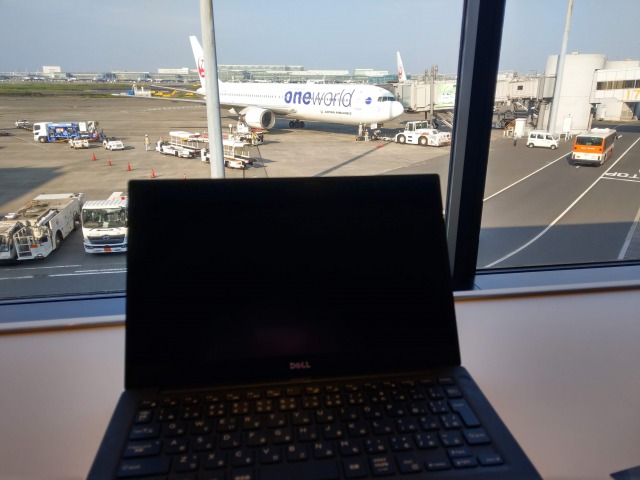 羽田空港のラウンジのパソコン