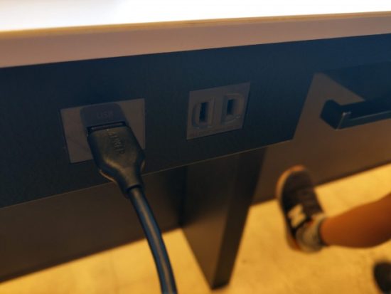 羽田空港のラウンジの電源