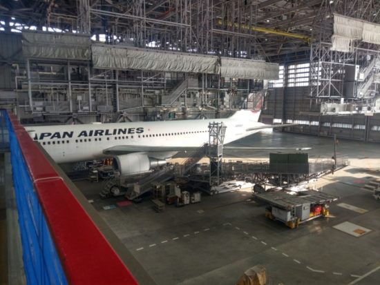 JALの工場見学整備中の飛行機