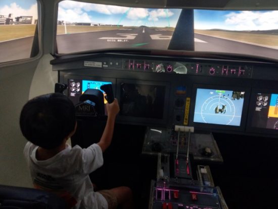 三菱みなとみらい技術館のシミュレーターをやる次男