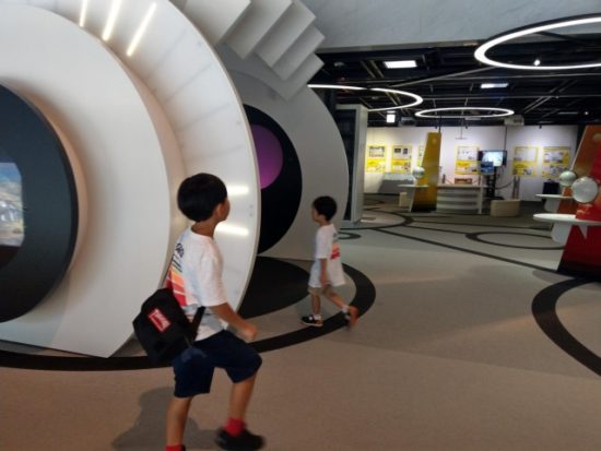 三菱みなとみらい技術館の子供たち