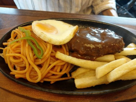 肉の万世のハンバーグとナポリタンセット