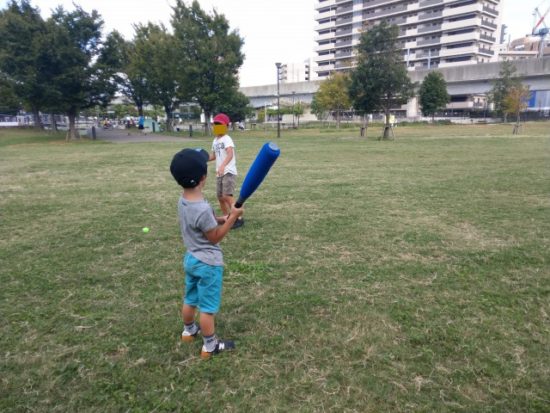 野球をする子供たち