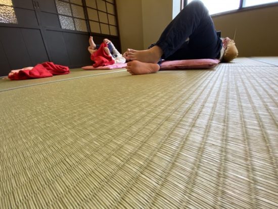 寝てる子供たちの画像