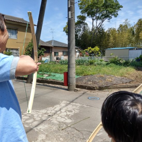 弓矢で遊ぶ子供