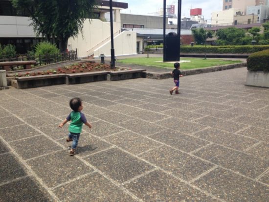 走り回る子供たち