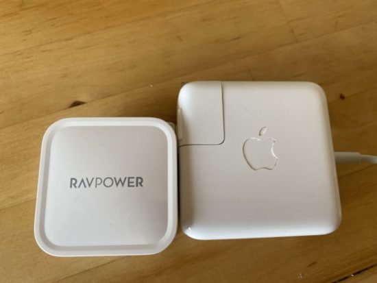 RAVPower 61WとMacbookAirの充電器