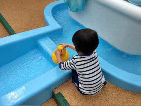usjで遊ぶ子供