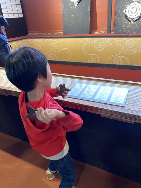 沖縄の大家で手裏剣を投げる次男