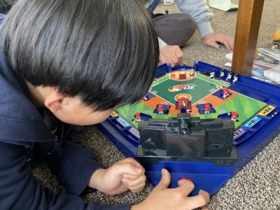 野球盤で遊ぶ子供