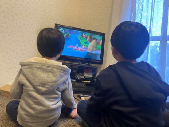 ニンテンドースイッチで遊ぶ子供たち