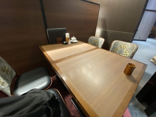 倉式珈琲店のテーブル