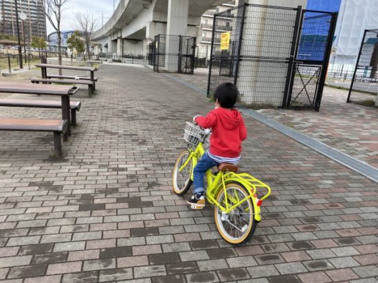 自転車に乗る次男