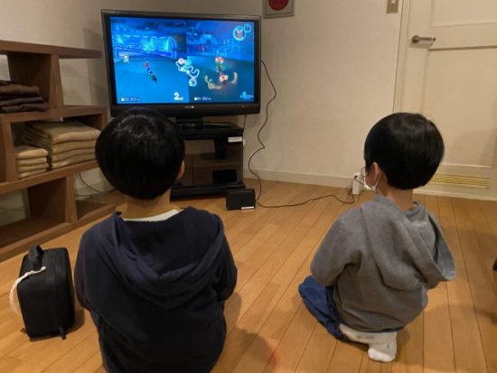 マリオカートをやる子供たちの画像