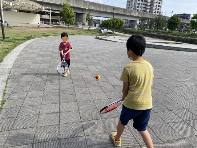 テニスをする子供たち