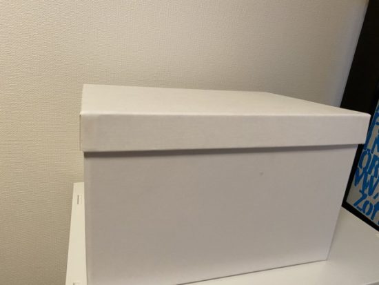 充電ケーブルと文房具の箱IKEAと無印