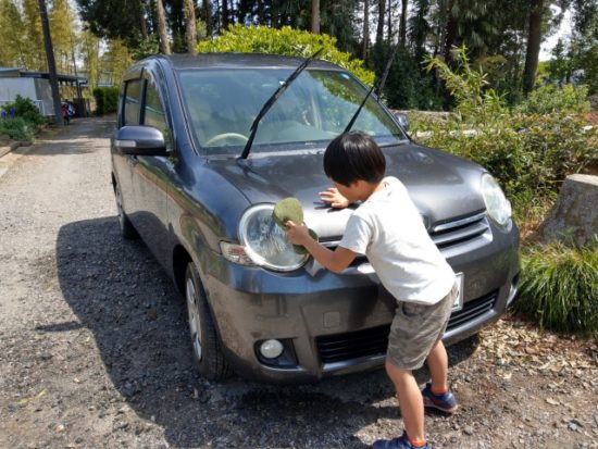 洗車する子供