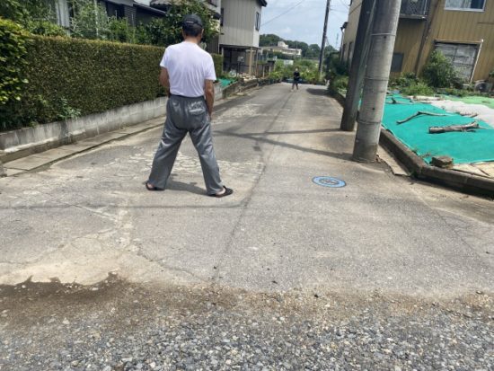 キャッチボールする子供