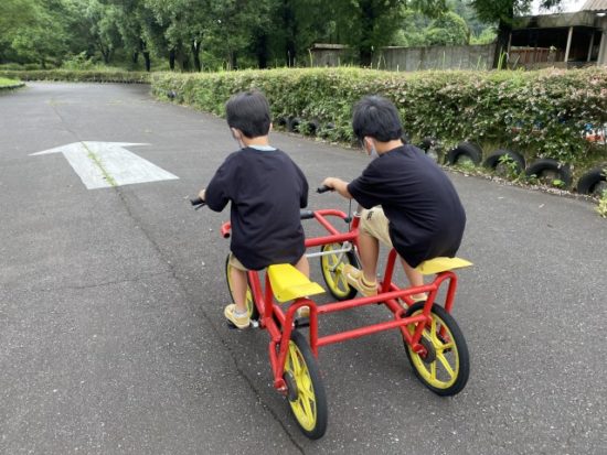 自転車に乗る子供たち