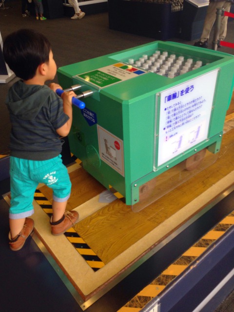 荷物を押す子供の画像