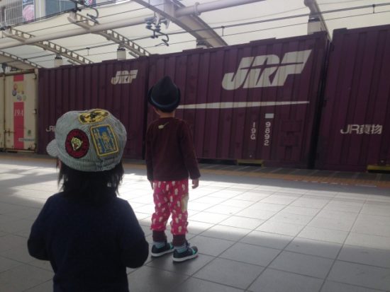 貨物列車をみる子供たち