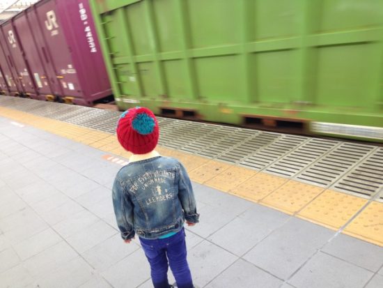 貨物列車をみる子供