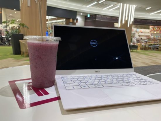 ジュースとパソコンの画像