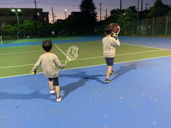 テニスをする子供たち