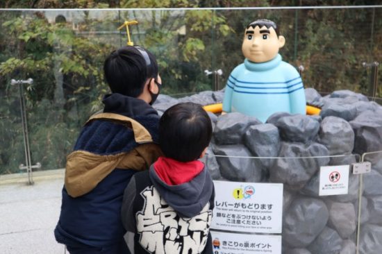 綺麗なジャイアンを見る子供たち