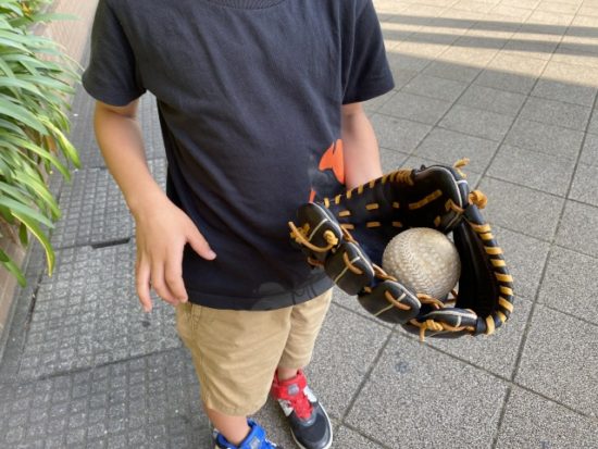 グローブとボール子供