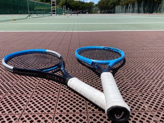 テニスコートとテニスラケット