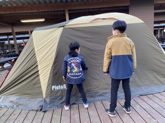 イバライドのキャンプの子供たち