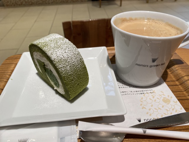 nana's green teaロールケーキ