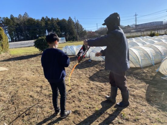 実家の子供と父の画像