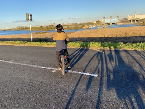 自転車に乗る長男