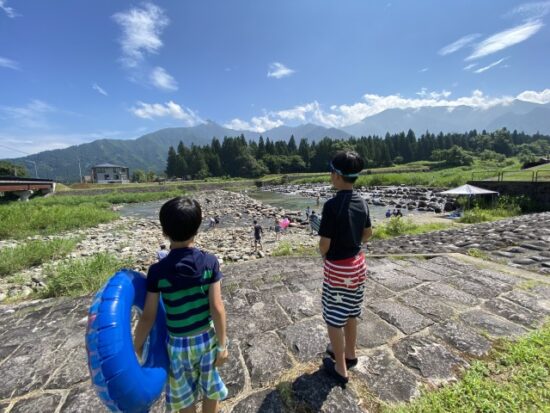 川遊びの子供たち