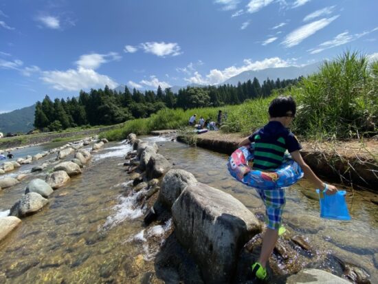 川遊びしていた子供