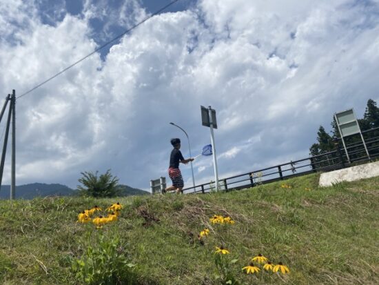 川遊びしていた子供