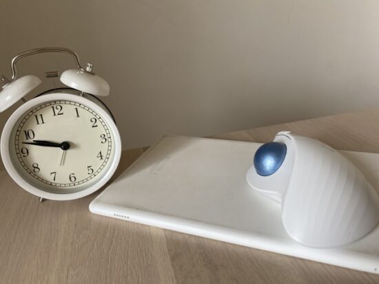 白い時計タブレットマウス