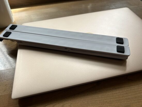 3COINSのPCスタンド