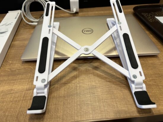 3COINSのPCスタンド