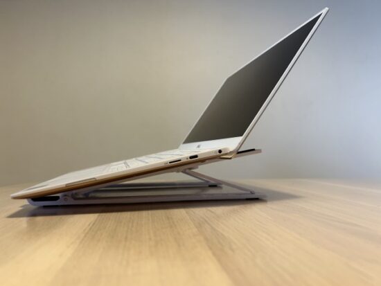 3COINSのPCスタンド