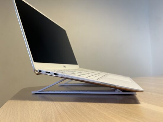 3COINSのPCスタンド