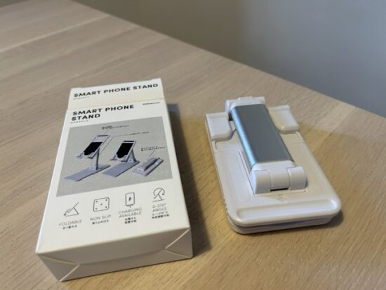 3COINSのスマホスタンド