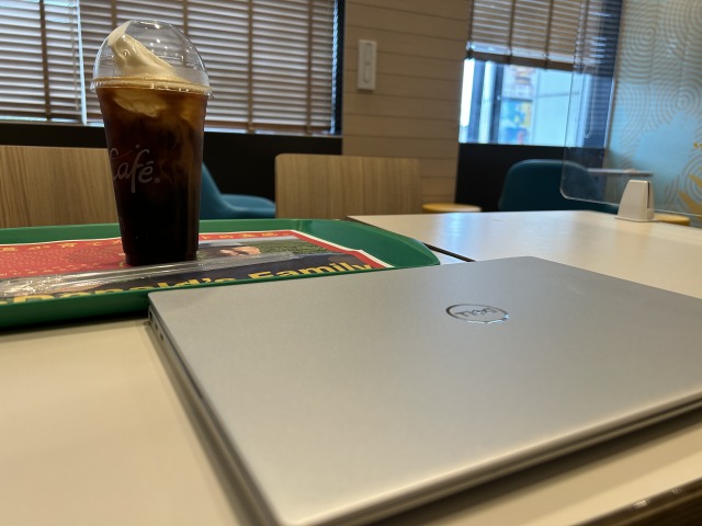マクドナルドコーヒーフロートとパソコン