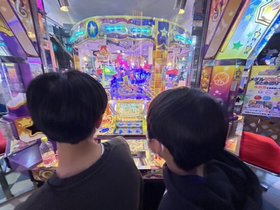 ゲームセンターの子供たち